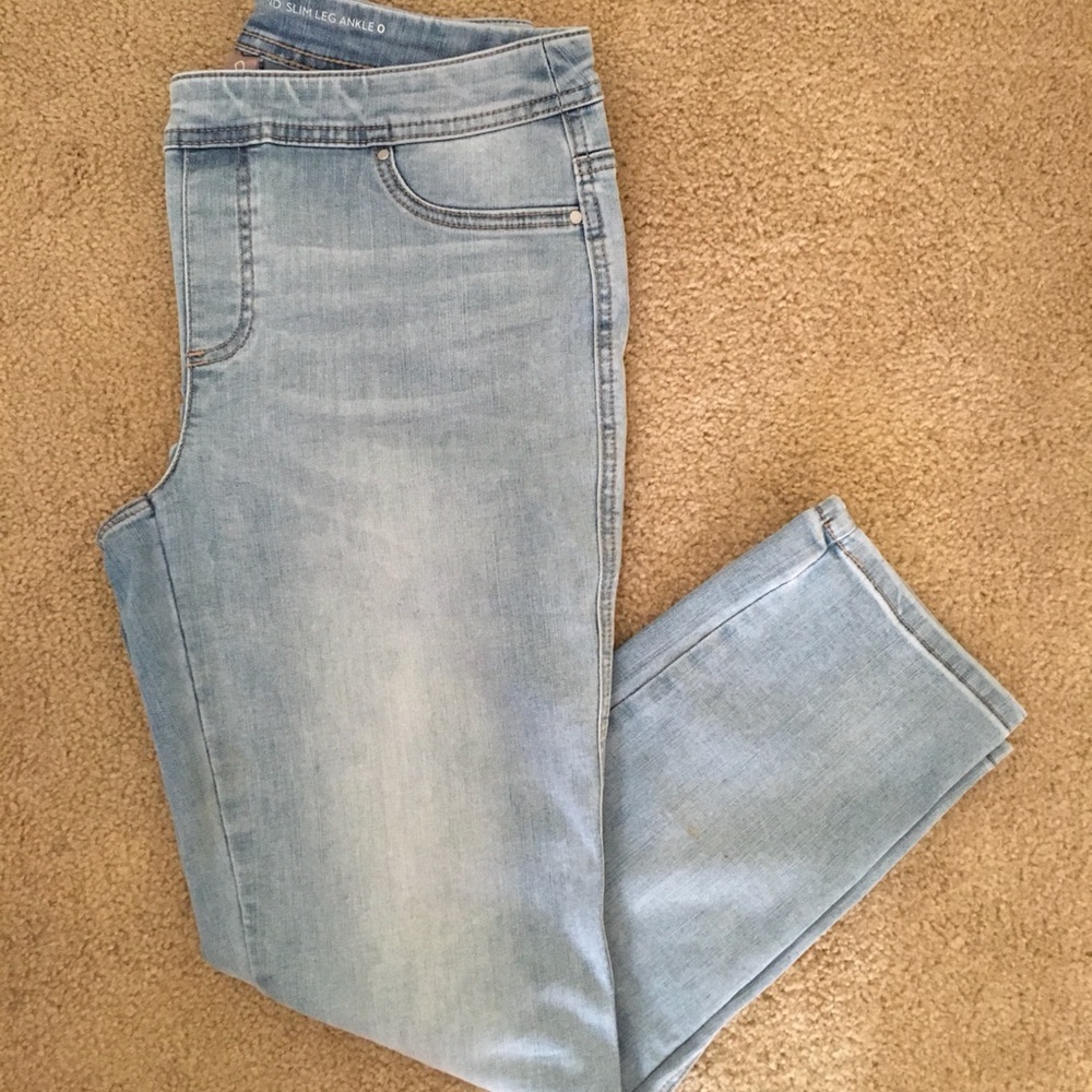 NWT!Perfect Stretch Pull-On Light Wash Ankle Jeans